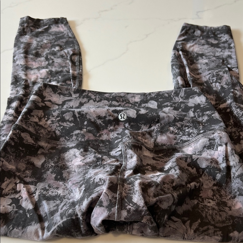 Women’s Lululemon Black/Grey Marble/Floral Print Leggings Size 6